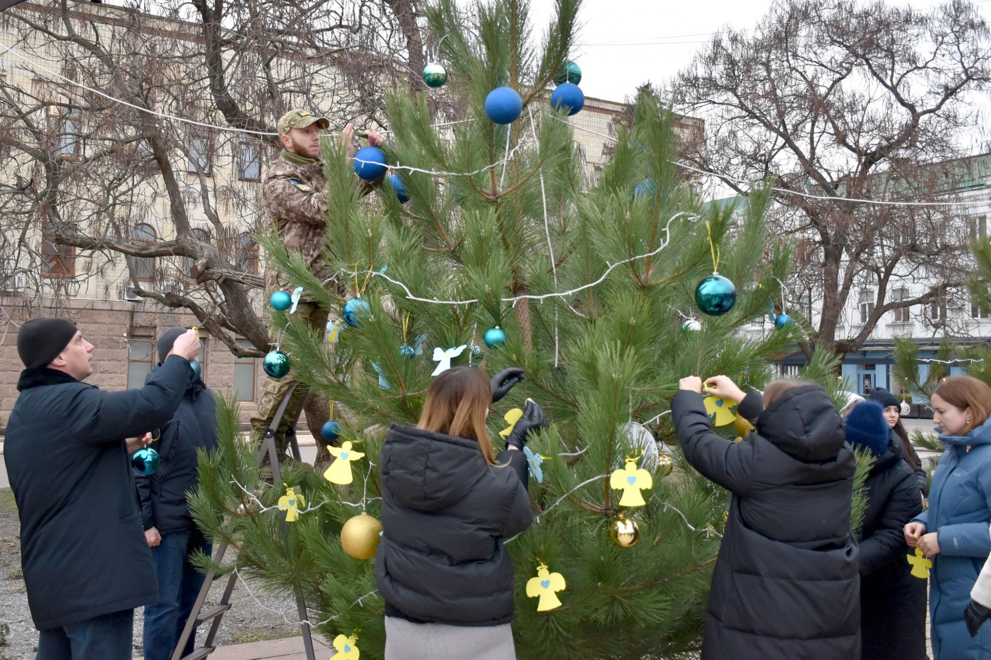 Новый год 2025. Как выглядят главные елки в разных городах Украины (фото)